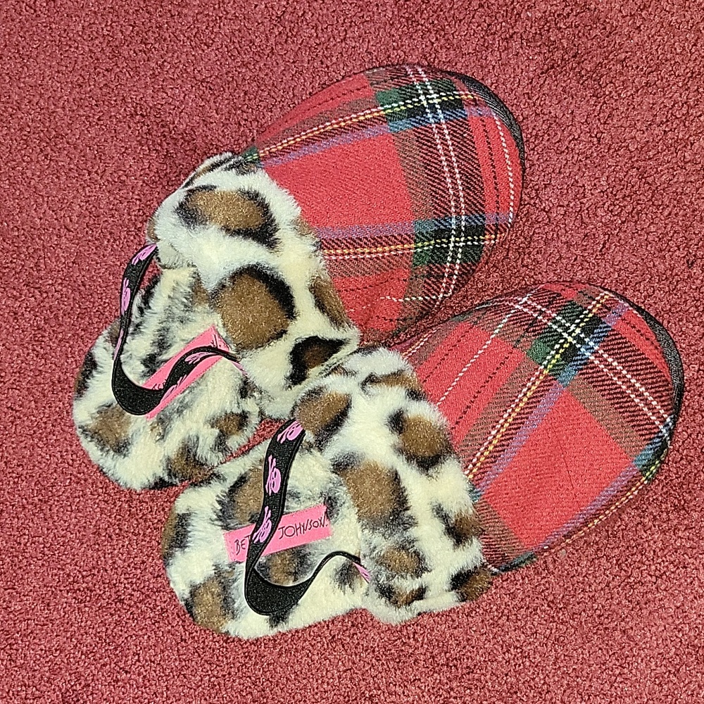 Betsey Johnson slippers size 9-10 womens